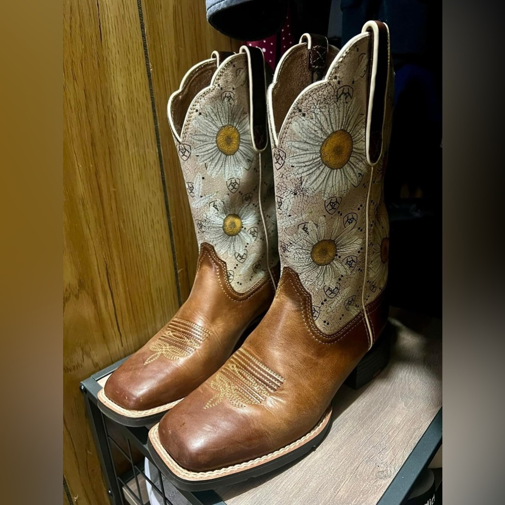 Ariat Daisy Boots Women 6B LIKE NEW WORN ONCE RARE